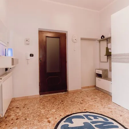 Beautiful Modern Three-room לוקרי